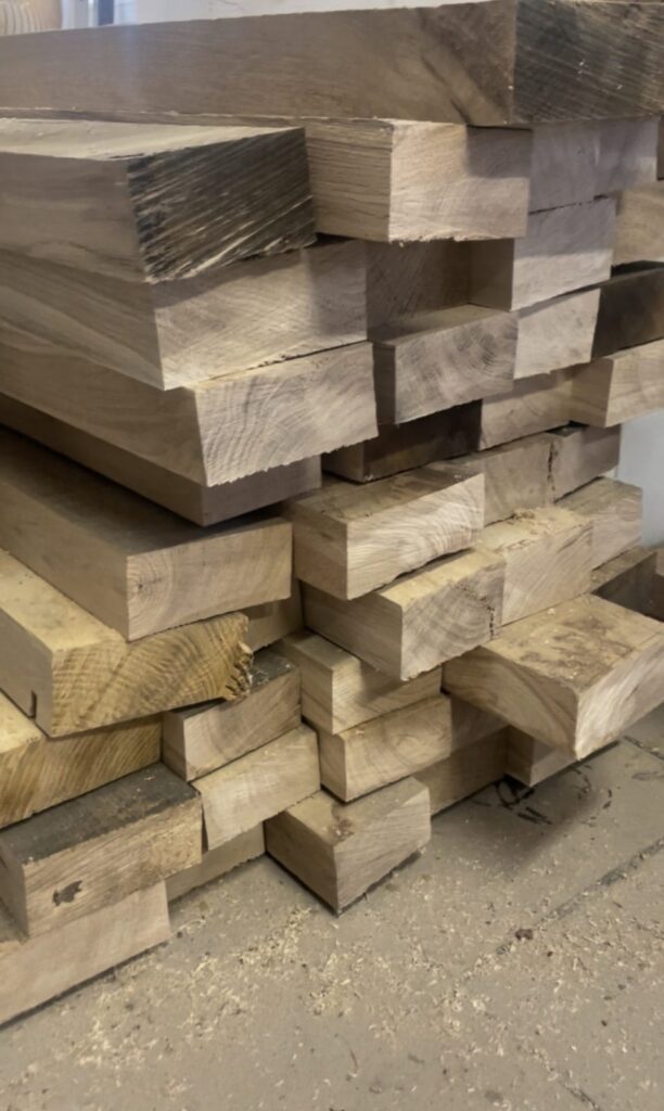 Selekcja materiału do produkcji drewnianego stołu